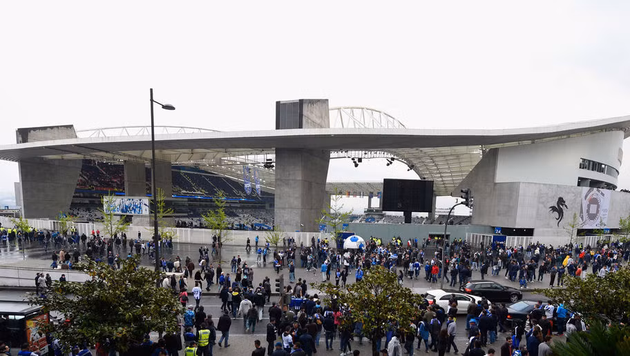 Chảo lửa Estadio Dragao của Porto là sân vận động lớn thứ 2 Bồ Đào Nha chỉ sau Estadio da Luz của Benfica với sức chứa hơn 50 nghìn chỗ ngồi.