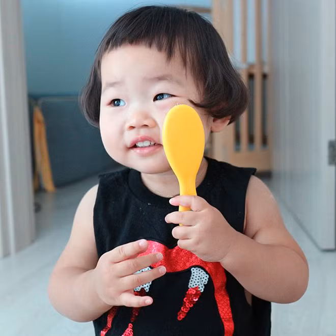 Cô bé Hàn Quốc nổi tiếng với mái tóc "gáo dừa" nói trên có tên Hye Ju sinh ngày 08/03 năm 2015 nên hiện tại mới chỉ 2 tuổi.