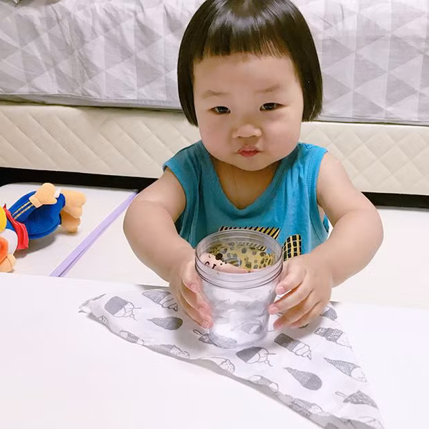 Bên cạnh đó, những biểu cảm vô cùng đáng yêu của Hye Ju cũng khiến rất nhiều người thích thú. Dù cười, khóc hay giận dỗi thì cô bé đều thể hiện rất rõ cảm xúc qua ánh mắt, những cái nhăn mặt thực sự rất dễ thương.