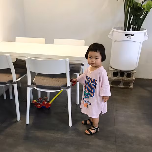 hi được đăng tải trên một diễn đàn mạng tại Việt Nam, vẻ dễ thương của cô bé nhận được rất nhiều sự yêu mến. Ai cũng suýt xoa mong có một đứa con xinh xắn.