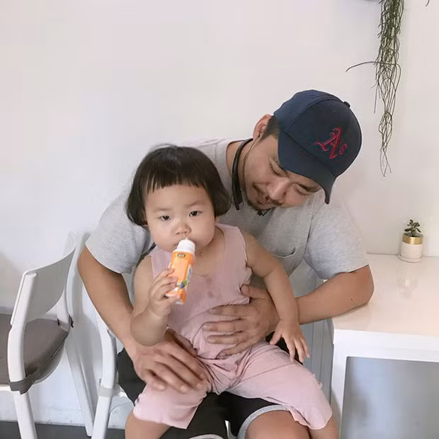 Mái tóc độc đáo ngắn cũn cỡn cùng đôi mắt một mí, Hye Ju trông dễ thương và hài hước ở bất kỳ biểu cảm nào, dù là đang khóc lóc, nhăn nhó hay tươi cười.