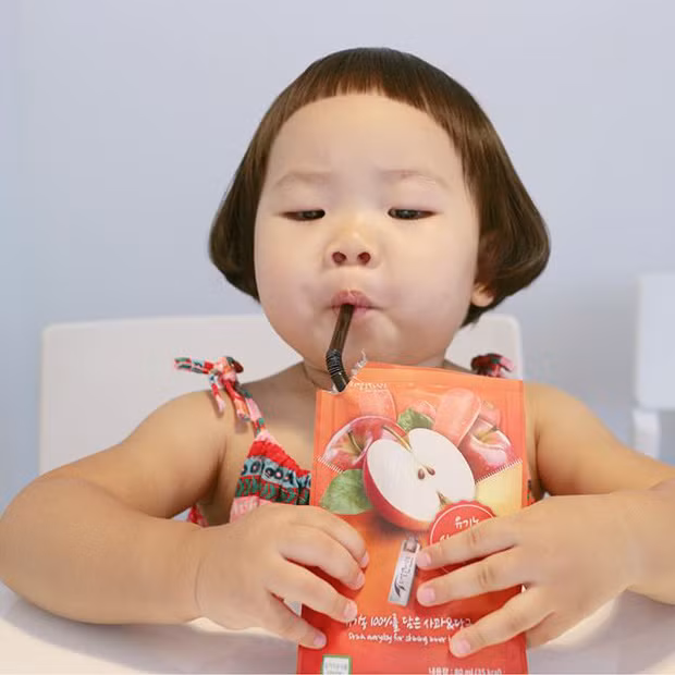 Vẻ mặt vô cùng biểu cảm của cô bé tóc "gáo dừa" khiến dân mạng không khỏi buồn cười.