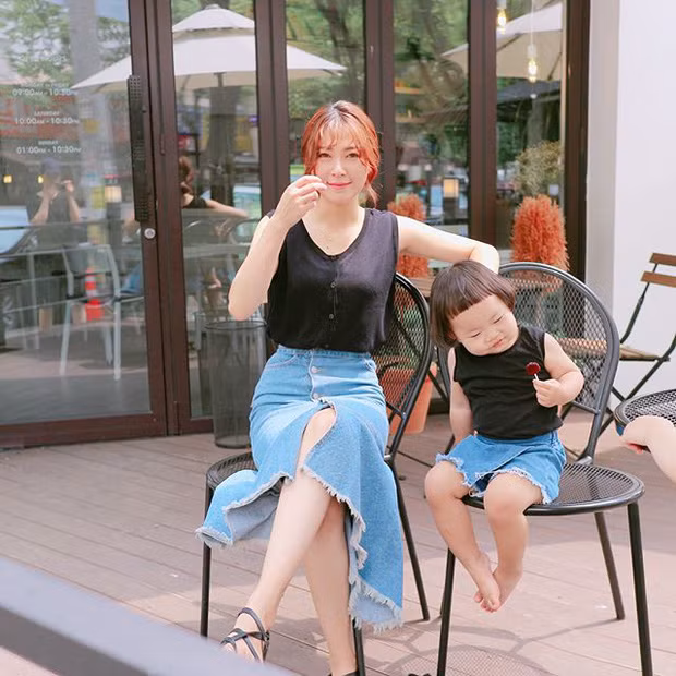 Có lẽ để sở hữu ngoại hình "có tính chất giải trí" như thế, cô bé 2 tuổi đã được thừa hưởng gen từ bố mẹ khi cả hai đều là những người có ngoại hình nổi bật, đặc biệt là mẹ.