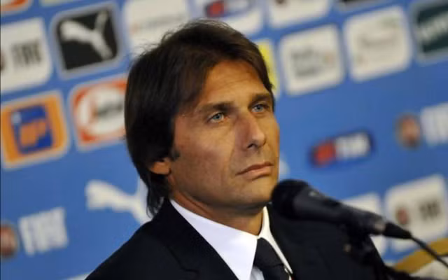 Antonio Conte hiện đang là HLV của ĐT Italy và việc vị thuyền trưởng của đất nước hình chiếc ủng này đến với Real Madrid là điều hoàn toàn có thể. Xét về mặt thành tích thì Conte chẳng kém cạnh gì các ứng cử viên khác khi ông cùng với "lão bà" Juventus thống trị tại Serie A trong thời gian khá dài trước khi đến với ĐT Italy để thay thế HLV Marcelo Lippi.