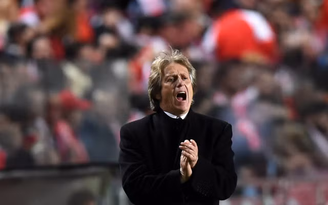 Jorge Jesus từng có chiến tích là 10 danh hiệu sau 6 mùa giải làm việc tại Benfica. Nhưng gã khổng lồ của bóng đá Bồ Đào Nha đã phải đứng nhìn vị thuyền trưởng của mình bị CLB kình địch Sporting Lisbon chiếm mất. Mới đây, vị HLV này đã giúp Sporting Lisbon đánh bại đội bóng cũ là Benfica để giành danh hiệu Supertaca 2015. Mặc dù rất hạnh phúc trên đất Bồ Đào Nha nhưng với sức hút đồng tiền từ Real Madrid thì Jorge Jesus rất có thể về Tây Ban Nha để định cư.