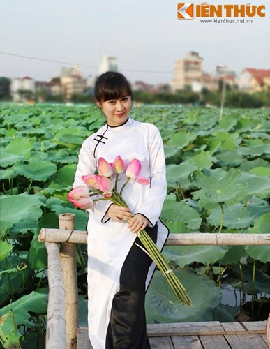Nguyễn Ngọc Quỳnh trở thành nhân vật được dân mạng Việt chú ý, khen ngợi khi một số hình ảnh của cô tình cờ được giới thiệu trên một fanpage nổi tiếng. Dân mạng thích thú, khen ngợi khuôn mặt đẹp của cô giáo 8X.