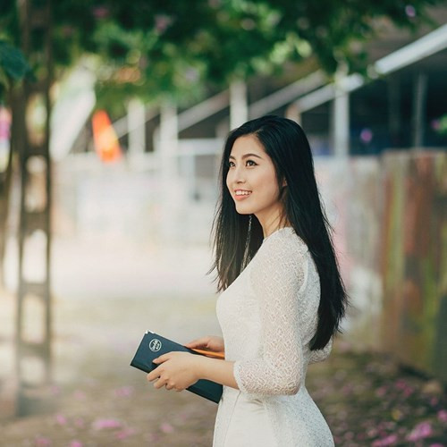 Lưu Thu Liên, sinh năm 1991 đang là giáo viên dạy môn Địa lý tại trường THPT chuyên Nguyễn Trãi, Hải Dương. Vẻ đẹp, nhan sắc của cô Thu Liên đã được các học sinh trong và ngoài trường biết đến từ lâu và thầm thán phục, yêu quý cô giáo trẻ vừa xinh đẹp vừa giàu nhiệt huyết.