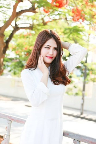 Cẩm Vân hiện là giáo viên dạy lớp 5B trường Tiểu học Nam Đồng, Nam Trực, Nam Định. Cô giáo xinh đẹp như siêu mẫu có sở thích chụp ảnh từng cùng những học sinh thân yêu của mình ghi lại nhiều khoảnh khắc thú vị trong một vài bộ ảnh trên lớp, trong sân trường. Sở hữu chiều cao tốt, vóc dáng thanh mảnh... cô giáo siêu mẫu được các học sinh yêu quý, khen ngợi giống "siêu mẫu" cũng vì những lợi thế về ngoại hình này. Các bé học sinh tiểu học ngây thơ, luôn thích thú với sự thoải mái, dễ thương và vẻ xinh đẹp của cô giáo.