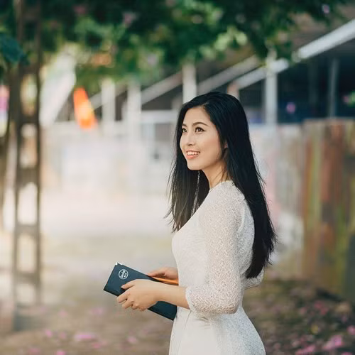 Lưu Thu Liên, sinh năm 1991 đang là giáo viên dạy môn Địa lý tại trường THPT chuyên Nguyễn Trãi, Hải Dương. Vẻ đẹp, nhan sắc của cô Thu Liên đã được các học sinh trong và ngoài trường biết đến từ lâu và thầm thán phục, yêu quý cô giáo trẻ vừa xinh đẹp vừa giàu nhiệt huyết.