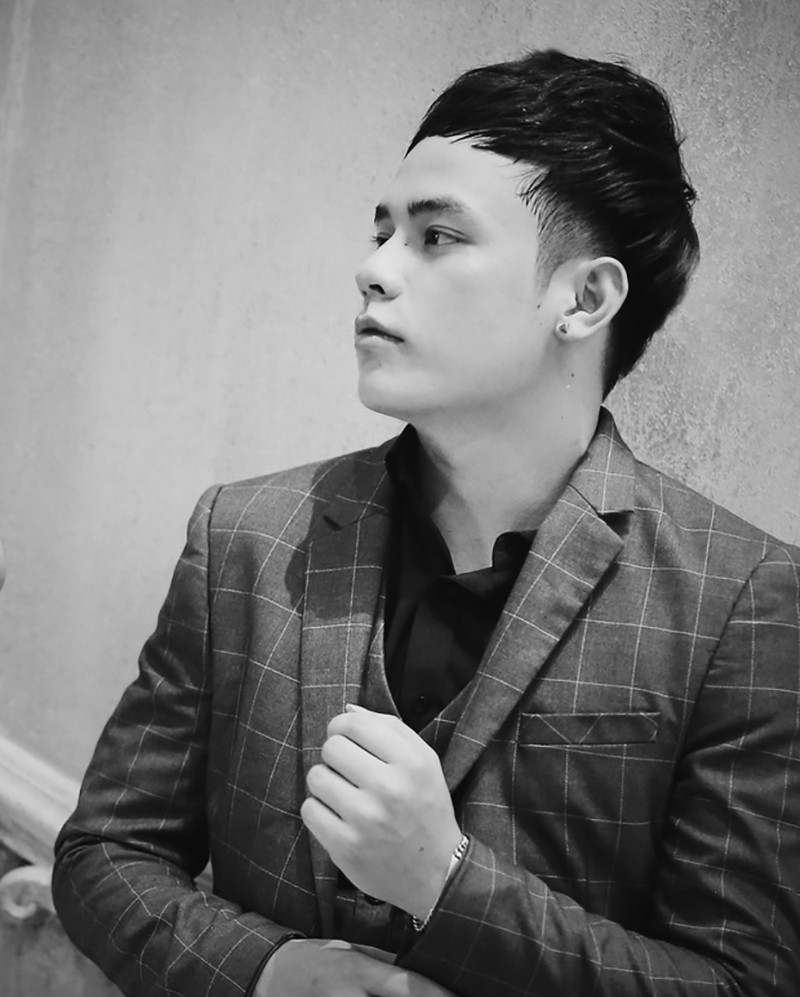 Vũ Anh Thắng (sinh năm 1992) là cựu học sinh lớp chuyên Pháp của trường THPT chuyên Hùng Vương - Phú Thọ, cựu sinh viên khoa Pháp thuộc trường đại học Hà Nội.