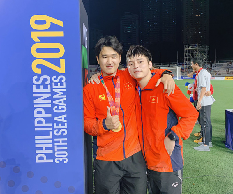 Thông thạo 3 ngoại ngữ gồm Anh, Pháp, Hàn và am hiểu bóng đá, trợ lý HLV 9X này được kỳ vọng đảm nhiệm tốt vị trí mà trợ lý ngôn ngữ Lê Huy Khoa để lại tại đội tuyển U23 Việt Nam.