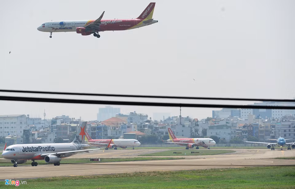 Số lượt cất hạ cánh tăng 20% so với Tết 2017 với dự báo gần 26.300 lượt/chuyến trong những ngày cao điểm Tết. Do phân bổ slot (giờ cất/hạ cánh) theo giới hạn 44 slot/giờ ban ngày và 37 slot vào ban đêm nên tần suất bay trung bình cả giai đoạn này là 953 lượt/chuyến/ngày (tăng 159 lượt/chuyến so với năm 2017), cao điểm nhất trong dịp Tết 2018 là ngày 21/2 (mùng 6 Tết) với 971 lượt/chuyến/ngày.