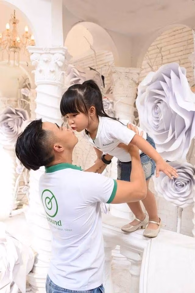 Nói về cô con gái Bối Bối, anh Mạnh Hải nói rằng chỉ cần có bố bên cạnh là Bối Bối có thể diễn tới bến. Chính cô bé này là động lực để anh hoàn thành sớm công việc riêng của mình và dành thời gian cho con.