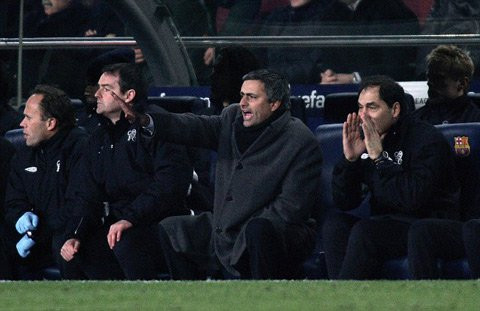 Cái miệng của ông Jose Mourinho không chỉ gây họa cho ông tại nước Anh mà nó còn lan ra cả UEFA Champions League khi tại vòng 16 đội Chelsea gặp Barcelona. HLV Mourinho đã xổ một tràng dài sau khi chất vấn trọng tài Anders Frisk. Hậu quả của việc này đó là “Người đặc biệt” bị phạt 9.000 bảng cùng với đó là cấm chỉ đạo 2 trận tại UEFA Champions League.