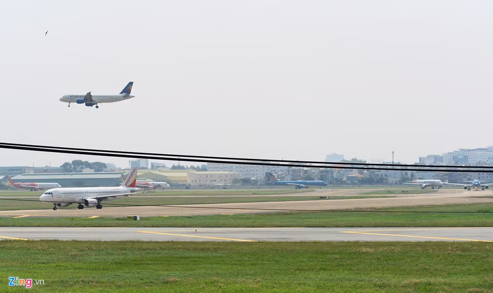 Trong các giờ cao điểm sáng 8-10/2 (23-25 tháng Chạp) các đường lăn hai hướng cất cánh bắc - nam nhiều thời điểm có từ 5 đến 10 chiếc dừng chờ và di chuyển ra đường lăn để cất cánh. Trong khi đó, khoảng vài phút lại có một chiếc hạ cánh. Khi vừa tiếp đất đang chạy vào bãi đỗ thì trên đường băng chiếc khác rú máy lấy lực để cất cánh.