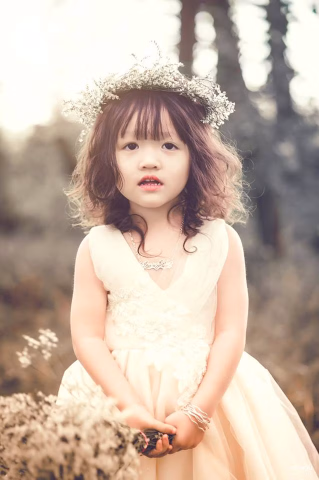 Chị Đào Phương Anh mẹ của Quỳnh Chi cho hay, mẹ làm nghề soạn cỗ, biết mẹ thức khuya dậy sớm làm việc.. bé rất ngoan và biết nghe lời. Không những thế, cô nàng còn thường xuyên nhắc nhở mẹ phải nghỉ ngơi sớm, đúng giờ giấc để có sức khỏe đi làm.