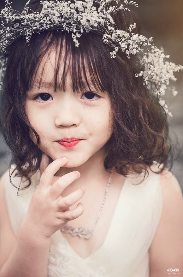 Không bị bó cứng trong khuôn khổ của người chụp, Quỳnh Chi đã thoải mái diễn xuất những biểu cảm vô cùng dễ thương của mình.