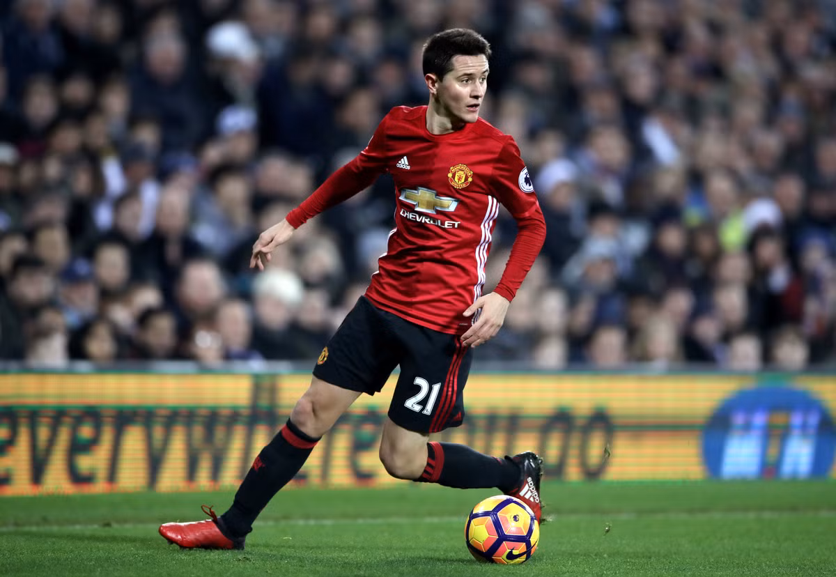 Sợ Barca, M.U nâng lương khủng cho Herrera: Sau khi có thông tin Barcelona bắt đầu lên chiến dịch chiêu mộ Ander Herrera, ban lãnh đạo Manchester United ngay lập tức có những động thái đáp trả. Herrera hiện chỉ nhận lương 75.000 bảng/tuần tại Old Trafford, và M.U sẽ đề nghị Herrera gấp 2.5 lần con số này, nếu anh quyết định ký mới. M.U dự tính nâng lương cho Herrera lên mức 175.000 bảng/tuần trong bản hợp đồng mới. Anh cũng vừa được chọn là đội phó của Quỷ đỏ. Ảnh: Manchester Evening News