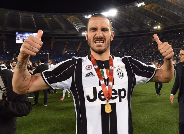 Sao Juve muốn rời CLB: Trong một động thái bất ngờ ở Italia, trung vệ Leonardo Bonucci (thông qua người đại diện), đã bắn một quả bom vào kỳ chuyển nhượng mùa Hè năm nay. "Chúng tôi đang làm việc để Juventus bán Bonucci," trang tin Sport Italia (độc quyền) dẫn lời Alessandro Lucci - người đại diện của trung vệ đang chơi cho Juve nói. Nếu xác thực, động thái chính thức từ cá nhân cầu thủ người Italia sẽ mở màn cho một quả bom ở thị trường chuyển nhượng xứ sở mỳ ống. Ảnh: Calcio
