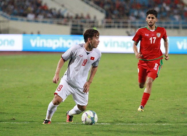 Rồi từ "kép phụ" Minh Vương trở thành tên tuổi sáng nhất đội hình đội tuyển Olympic Việt Nam trong trận bán kết Asiad với Hàn Quốc khi thực hiện thành công pha đá phạt trực tiếp khiến môn Jo Hyun Woo, người từng từ chối những cơ hội của cựu vương World Cup - Đức phải vào lưới nhặt bóng.