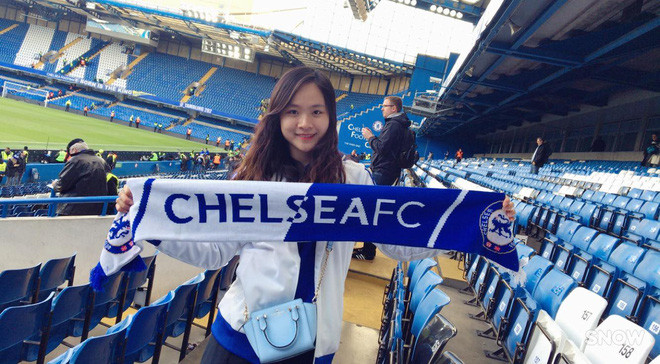 Khánh Linh là fan nữ Chelsea được khá nhiều người biết đến và ghen tị khi từng đặt chân đến 14 SVĐ nổi tiếng châu Âu.