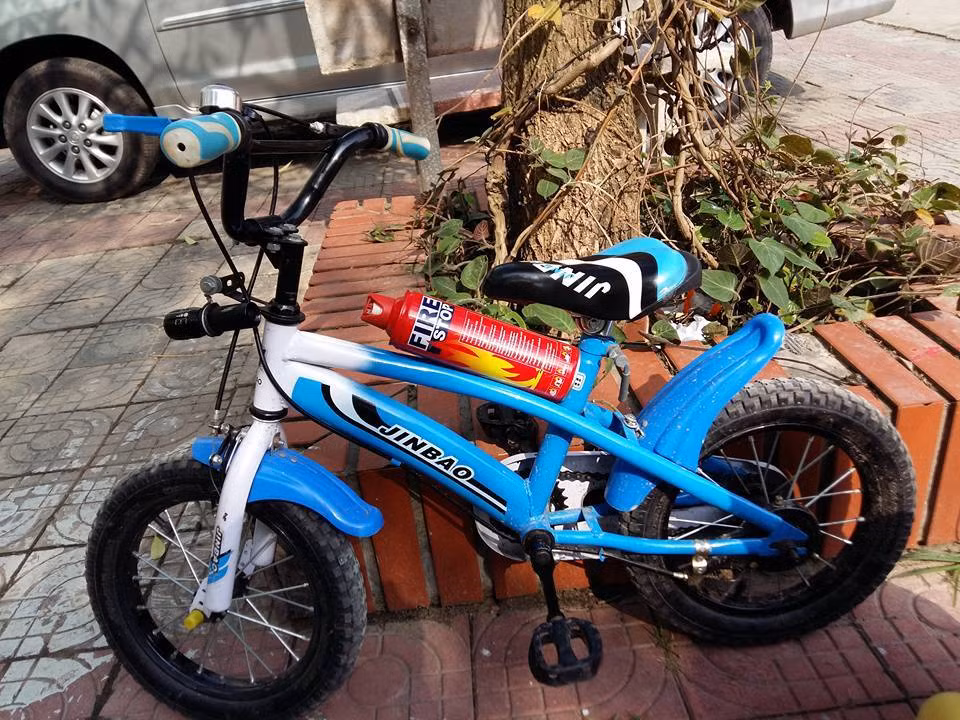 Chiếc xe đạp trẻ con này trở nên khá sành điệu với chiếc bình cứu hỏa đúng quy định.