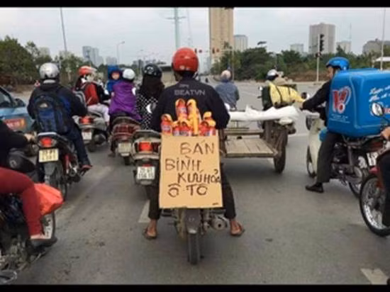 Ăn theo quy định này sẽ là việc kinh doanh rất phát đạt từ những chiếc xe máy bán bình cứu hỏa.