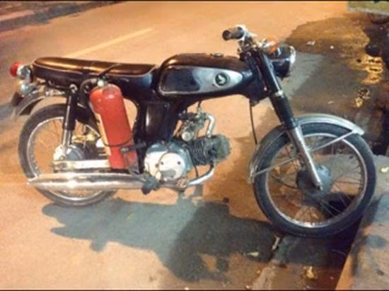 Nhiều cư dân mạng còn chế ảnh sau ô tô là đến lượt những chiếc xe máy lắp bình cứu hỏa.