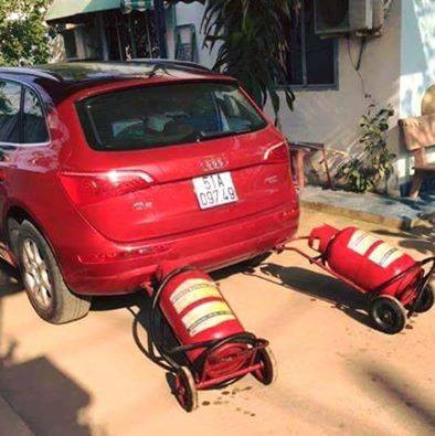 Mới đây, việc đưa ra quy định về lắp bình cứu hỏa trên ô tô là chủ đề nóng trên các diễn đàn mạng. Thành viên của các diễn đàn này đã liên tục đưa ra những bức ảnh chế về vấn đề này khiến nhiều người phải phì cười khi xem.
