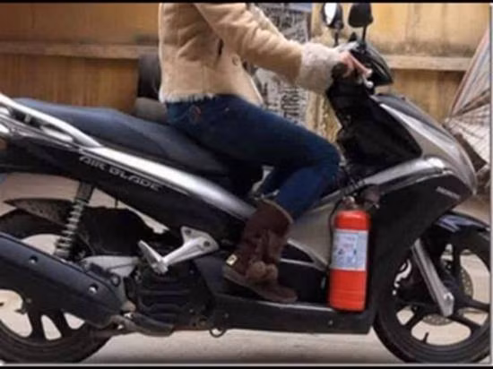 Việc ban hành lắp đặt bình cứu hỏa trên xe ô tô khiến nhiều người liên tưởng đến việc những chiếc xe máy lắp đặt đặt phụ kiện này.