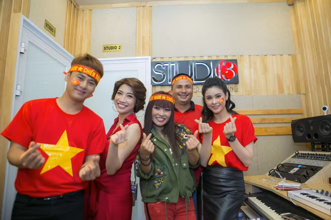 Các nghệ sĩ tham gia thu âm ca khúc gửi tặng U23.