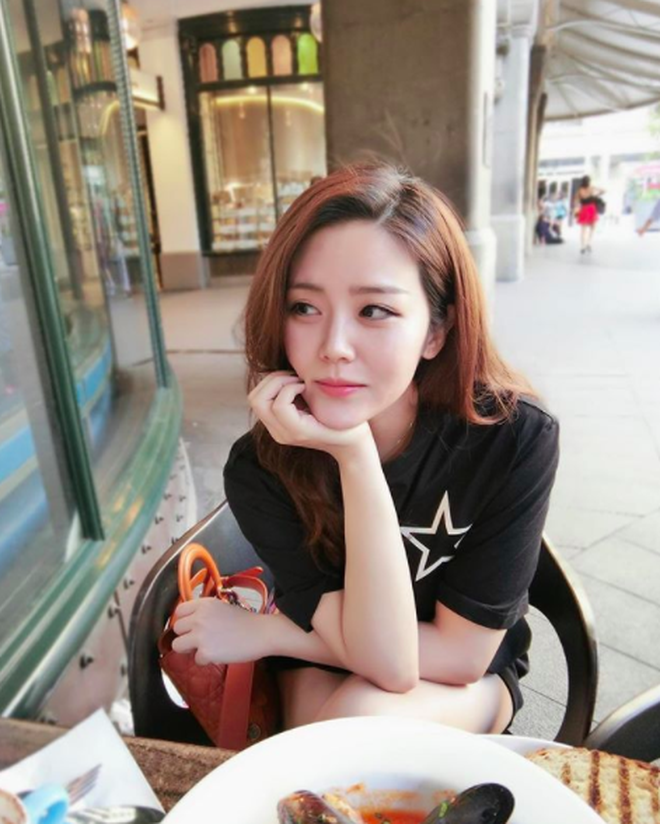 Đã xinh lại còn biết cách ăn mặc, hỏi sao trong nhiều khoảnh khắc, người ta cứ nghĩ Thoại Liên là một mỹ nhân nào đến từ Hàn Quốc.