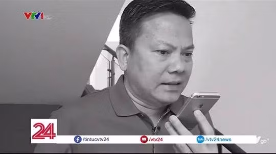 Ông Khoa gọi điện giúp giải cứu con thoát nạn khỏi đám cháy tại chung cư Carina. Ảnh VTV 24