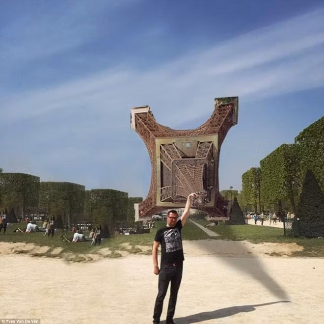  Chuyên gia photoshop này còn để du khách "hạ gục" tháp Eiffel như siêu nhân.