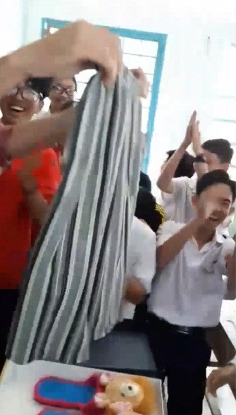 Món quà đầu tiên mà thầy giáo nhận được của tập thể các học sinh "siêu lầy" đó là hộp quà vuông vắn, đẹp đẽ bên trong là 1 chiếc quần đùi và 1 đôi dép bông màu hồng "cá tính". Tiếp theo đó lần lượt dầu gội đầu, nước mắm, sữa tươi, cốc, bánh. Thậm chí còn có sự xuất hiện của mì chính, hạt nêm, giấy vệ sinh các loại.