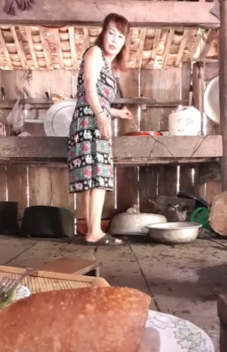 Tuy nhiên mới đây, dân mạng đã tìm ra sự thật của câu chuyện cô dâu 62 tuổi mang bầu. Cụ thể, hôm 25/4, chị Thu Sao về quê chồng chơi và có livestream trò chuyện với mọi người. Nhưng đáng chú ý là "bụng bầu vượt mặt" của chị Thu Sao bỗng dưng biến mất.