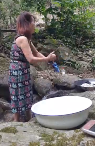 Chưa kể, cô dâu Thu Sao vẫn ra suối giặt quần áo, rửa mặt mà chẳng hề có dấu hiệu hay biểu hiện nặng nề, ì ạch của thai phụ 5 tháng.