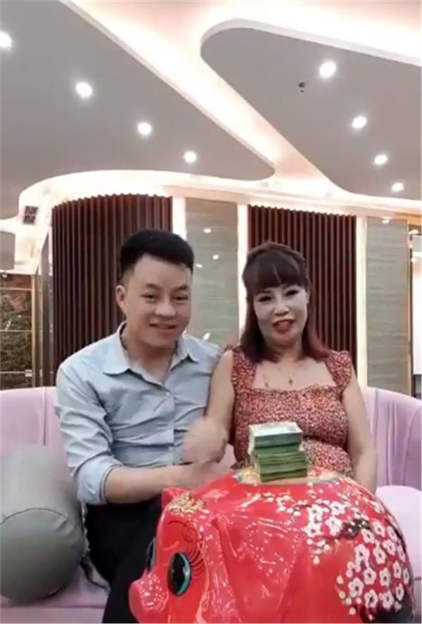 Đặc biệt là thời gian gần đây, cô dâu 62 tuổi mang thai. Trong một đoạn livestream cách đây 3 tuần, người phụ nữ này xuất hiện với bụng bầu khá lớn còn người chồng thì liên tục lấy tay xoa bụng vợ.