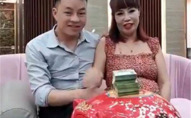 Nhiều người đã đặt câu hỏi nghi vấn rằng, liệu "cái thai" mà cô dâu 62 tuổi này đang mang là sự thật hay đó chỉ là trò câu like "rẻ tiền" để đánh bóng tên tuổi của mình.