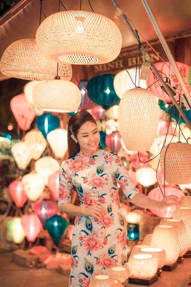 Gần đây, Hoa hậu Ngọc Hân có nhiều thiết kế áo dài