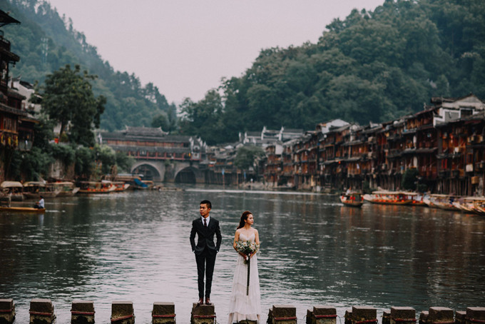  Phượng Hoàng Cổ Trấn là một địa điểm du lịch mà bất cứ du khách nào cũng muốn tới bởi nó mang vẻ "đăc biệt" của một ngôi làng cổ kính tại Trung Quốc. Mới đây, xuất hiện bộ ảnh cưới của cặp đôi Việt đã khiến CĐM trong nước phải phát sốt vì quá đẹp.