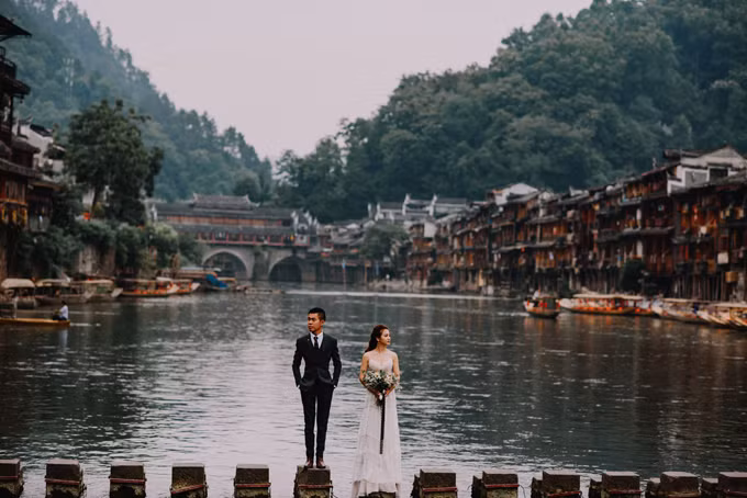  Phượng Hoàng Cổ Trấn là một địa điểm du lịch mà bất cứ du khách nào cũng muốn tới bởi nó mang vẻ "đăc biệt" của một ngôi làng cổ kính tại Trung Quốc. Mới đây, xuất hiện bộ ảnh cưới của cặp đôi Việt đã khiến CĐM trong nước phải phát sốt vì quá đẹp.