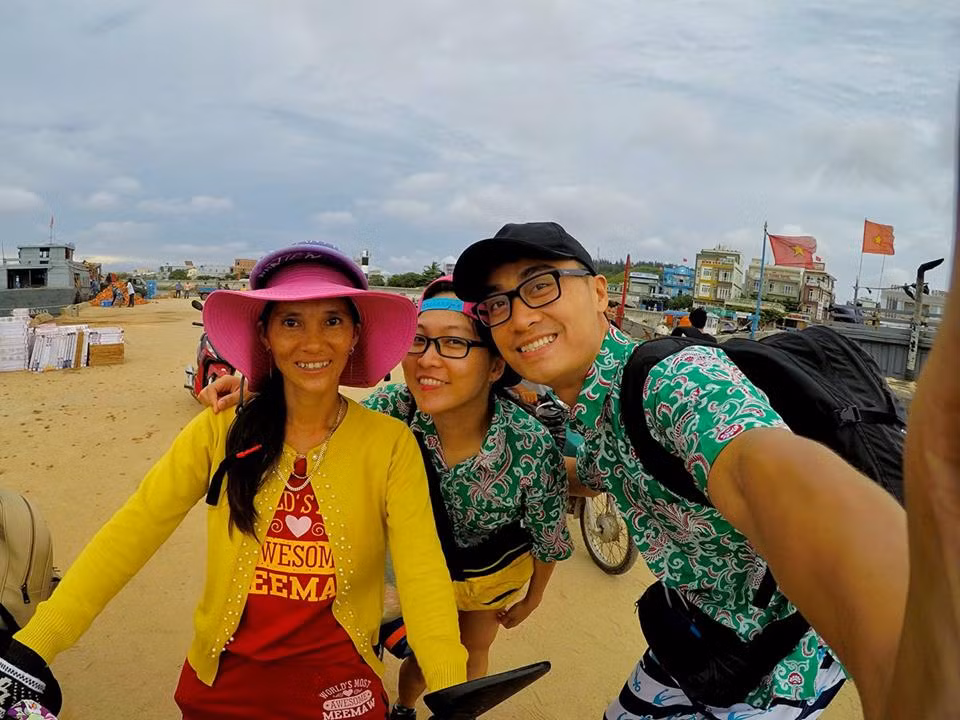 Hành trình xuyên Việt của cặp đôi: xuất phát từ Hà Nội, qua Thái Bình, Nghệ An, Quảng Trị, Huế, Đà Nẵng, Quảng Nam, khám phá đảo Bé và đảo Lớn Lý Sơn (Quảng Ngãi), Đảo Kỳ Cò, Eo Gió, bãi Xép - Ghềnh Ráng (Quy Nhơn), Phú Yên, khám phá đường ven biển Đầm Môn, đảo Hòn Ông (Khánh Hòa), đảo Điệp Sơn (Khánh Hòa), Nha Trang, Đường ven biển (Ninh Thuận), đồi cát trắng (Bình Thuận), Đà Lạt, Mỹ Tho, Bạc Liêu, Cà Mau, TP.HCM.