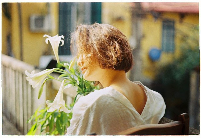 Bộ ảnh về mẹ ra đời khi mẹ Minh Hạnh nói với cô rằng rằng: "Sao không chụp cho mẹ mà chụp cho người khác nhiều thế" thì nữ sinh Hà Nội này mới sực nhớ ra và ngay lập tức mời mẹ làm mẫu ảnh cho mình.