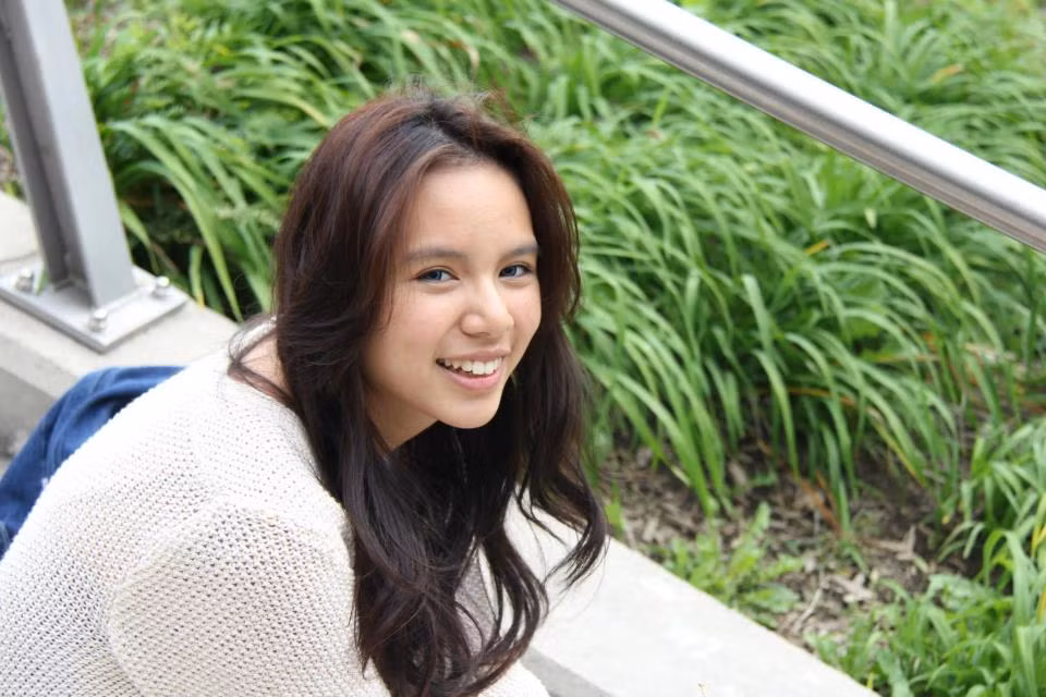 Do sinh sống khá lâu tại nước ngoài nên Tuyết Nhung phải dành nhiều thời gian để sử dụng thành thạo tiếng Việt. Ngoài ra, nữ trợ giảng 9X xinh đẹp này còn tự mày mò học tiếng Tây Ban Nha, Đức và Pháp.