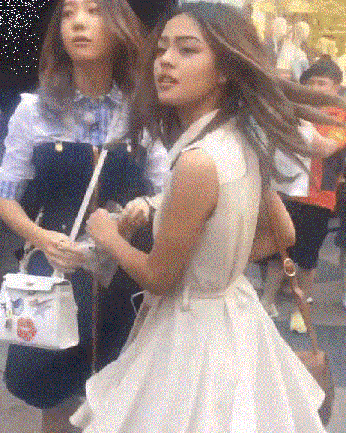 Nhiều bằng chứng cho thấy rõ ràng thần thái của cô gái không được sang chảnh như những bức ảnh hot girl Lily Maymac khoe trên trang Instagram cá nhân, đặc biệt, dáng người của hot girl cũng nhỏ con và không được sexy quyến rũ như những gì người hâm mộ được thấy.