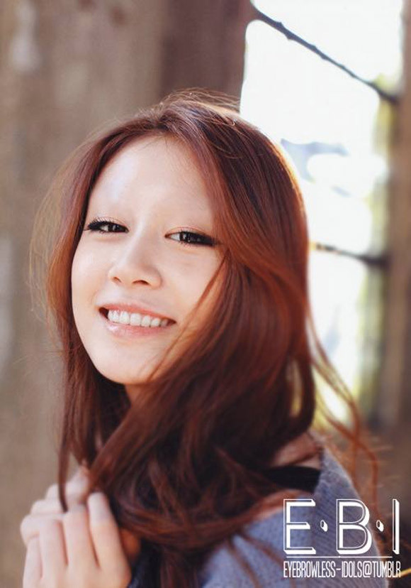 Một ngôi sao Hàn Quốc bị dân mạng "vui tay" xóa đi bộ lông mày của mình.