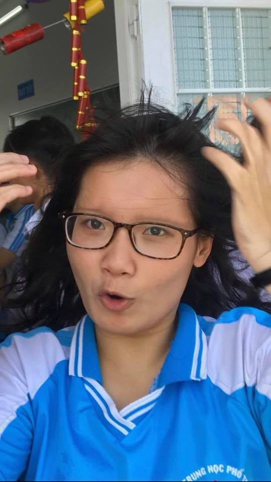 Theo đó, bạn trẻ này này đã dùng Photoshop xóa đi hai đường lông mày trên tất cả ảnh các thành viên trong lớp. Do đó, nhìn tổng thể diện mạo họ rất nhợt nhạt, thiếu cân đối hẳn luôn.