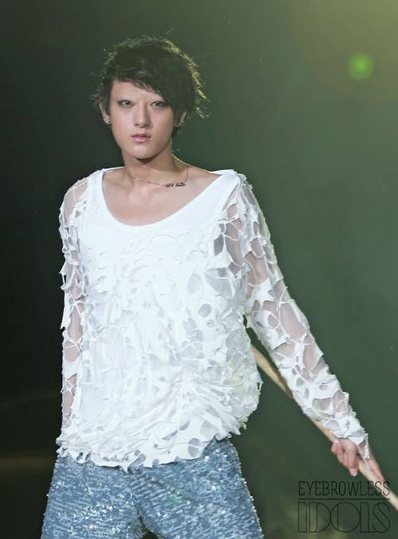 Trước đó, dân mạng cũng không ít lần gặp phải những bức ảnh bị xóa đi lông mày của những sao nổi tiếng trong giới nghệ thuật. Tất cả chỉ là một trò đùa hơi quá trớn của một số bạn trẻ nhưng mang lại tiếng cười cho nhiều người.