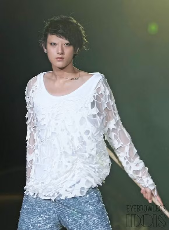 Trước đó, dân mạng cũng không ít lần gặp phải những bức ảnh bị xóa đi lông mày của những sao nổi tiếng trong giới nghệ thuật. Tất cả chỉ là một trò đùa hơi quá trớn của một số bạn trẻ nhưng mang lại tiếng cười cho nhiều người.